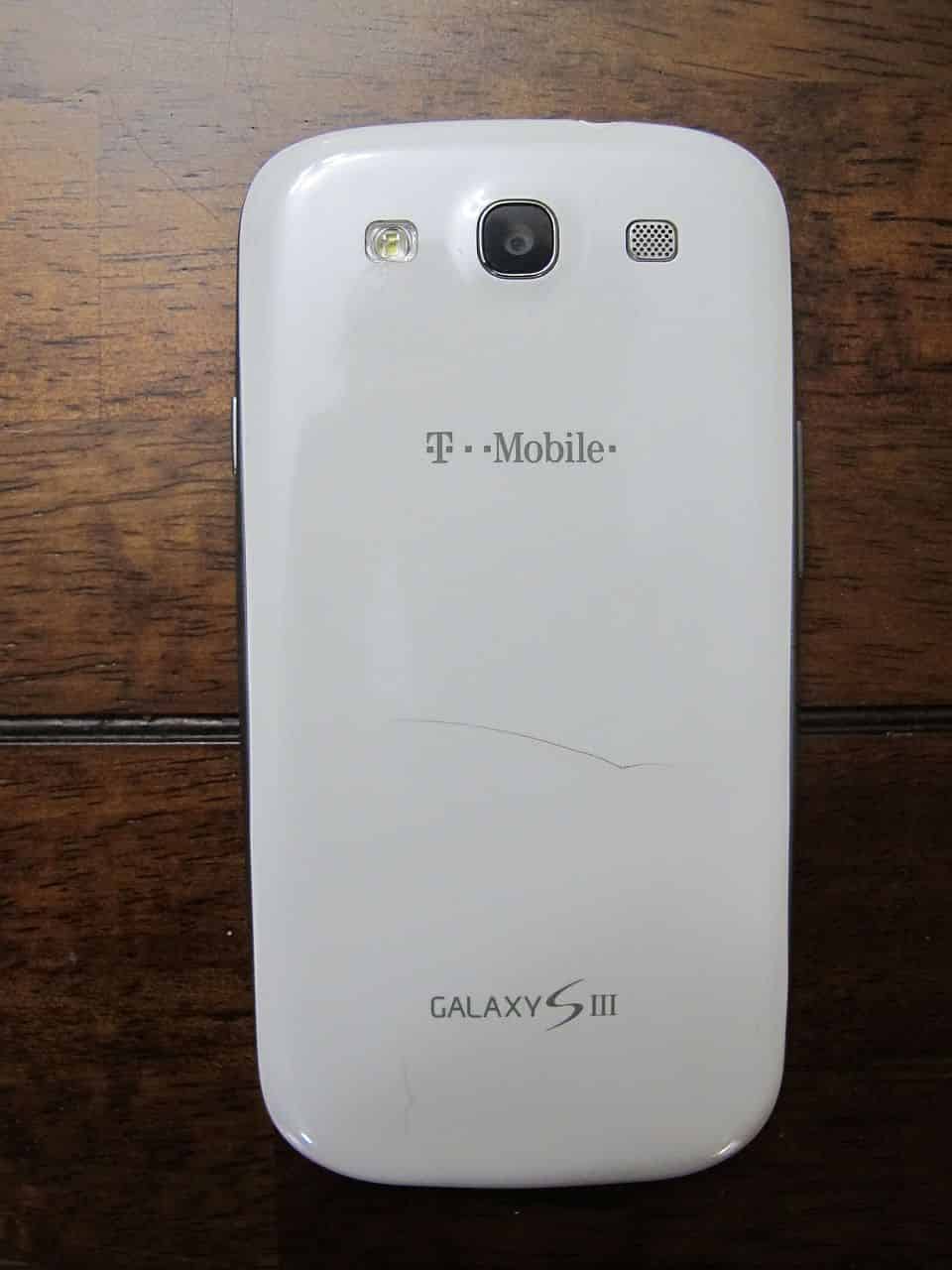Cracked Samsung Galaxy S3 Cover