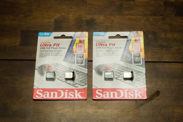 2 x SanDisk Ultra Fit 16GB
