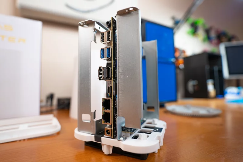 Uncased rear view of the Topton R1 Pro NAS' ports.